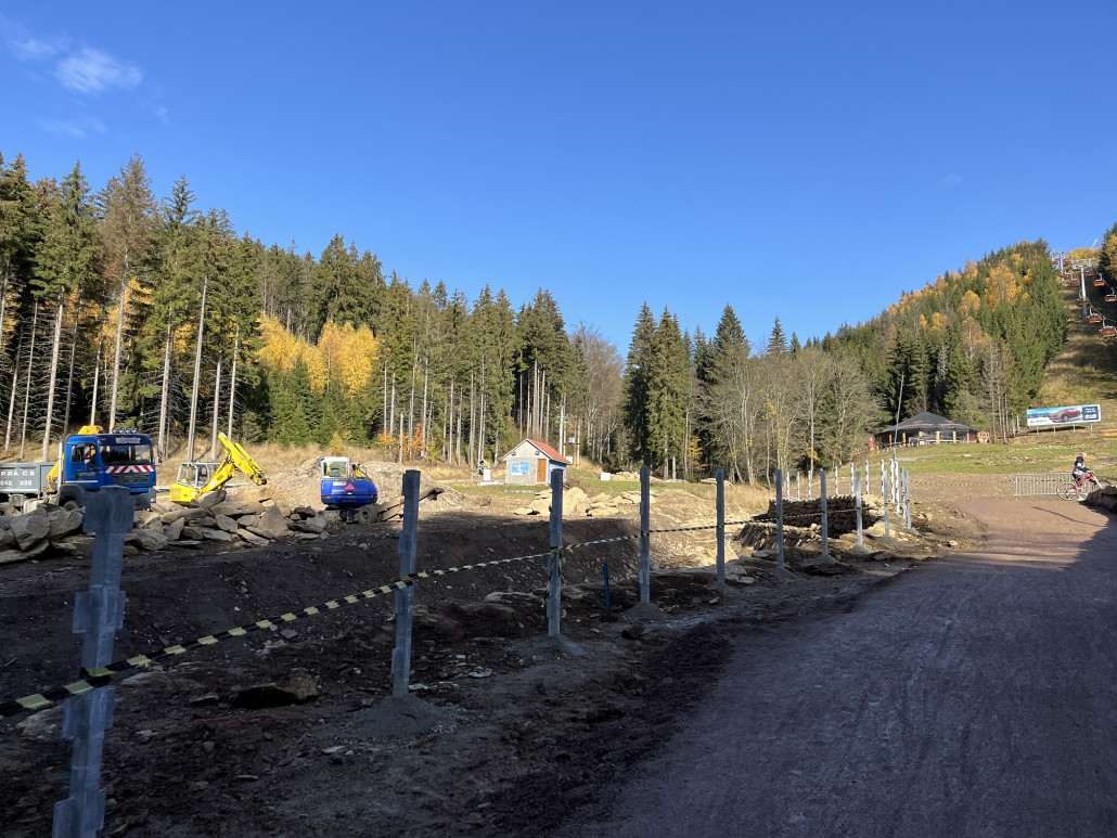 Talstation PrimaExpress mit Blick zum Übungsgelände, der Bachlauf wurde angepasst inkl. Hangsicherung mit Steinen