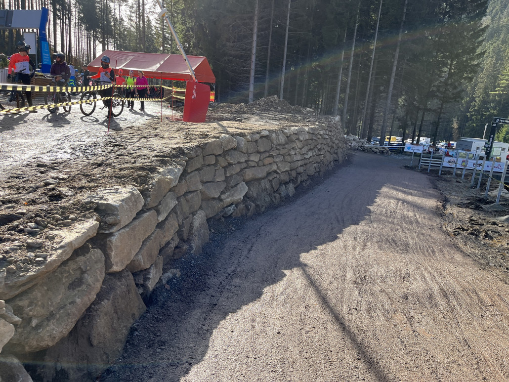 Ebenfalls neu die Natursteinmauer am Anstehbereich, von der Kasse kommend abkürzen ist damit nicht mehr möglich