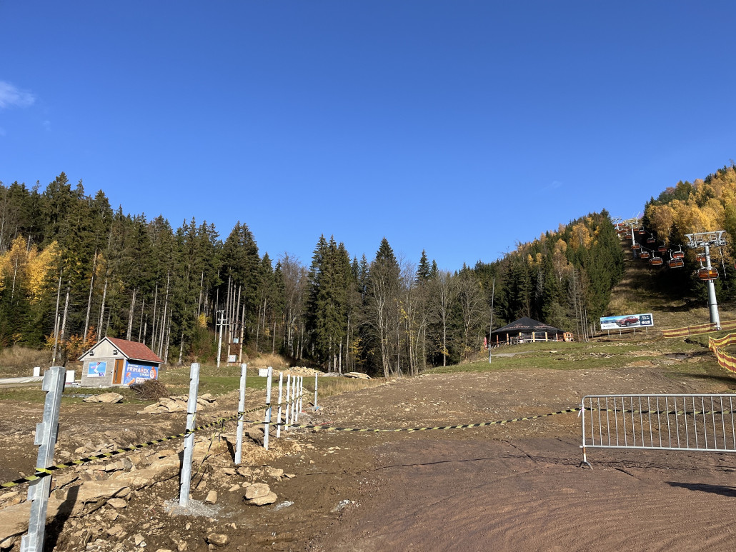 Breite Zufahrt zum PrimaExpress, ich kann mir vorstellen dass die enge Innenkurve als Zufahrt damit entfällt (dort war es gern furchtbar abgerutscht)