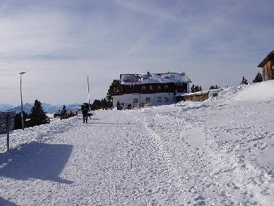 Der ehem Bahnhofplatz auf der Scheidegg. Die 15er PB ersetzte eine Höheneisenbahn von Kaltbad aus. Trasse besteht noch