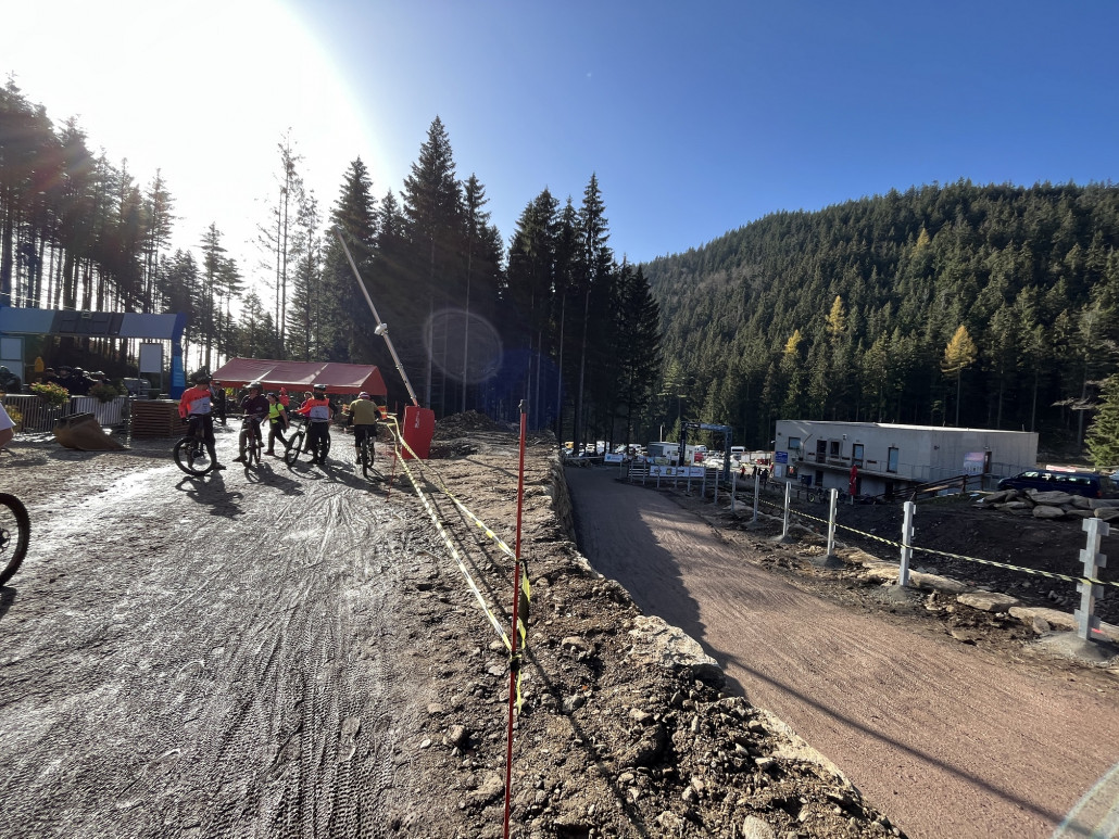 Das dürfte der neue Anstehbereich für die 4KSB PrimaExpress sein (links) bzw. der Zugang vom Parkplatz und Kassenhaus (rechts)