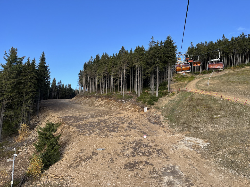 Pistenende der 1a etwa mittig der 1 (Jachymovska), auch hier zwei neue Sockel für Propellermaschinen (vorn links und hinten in der Außenkurve)