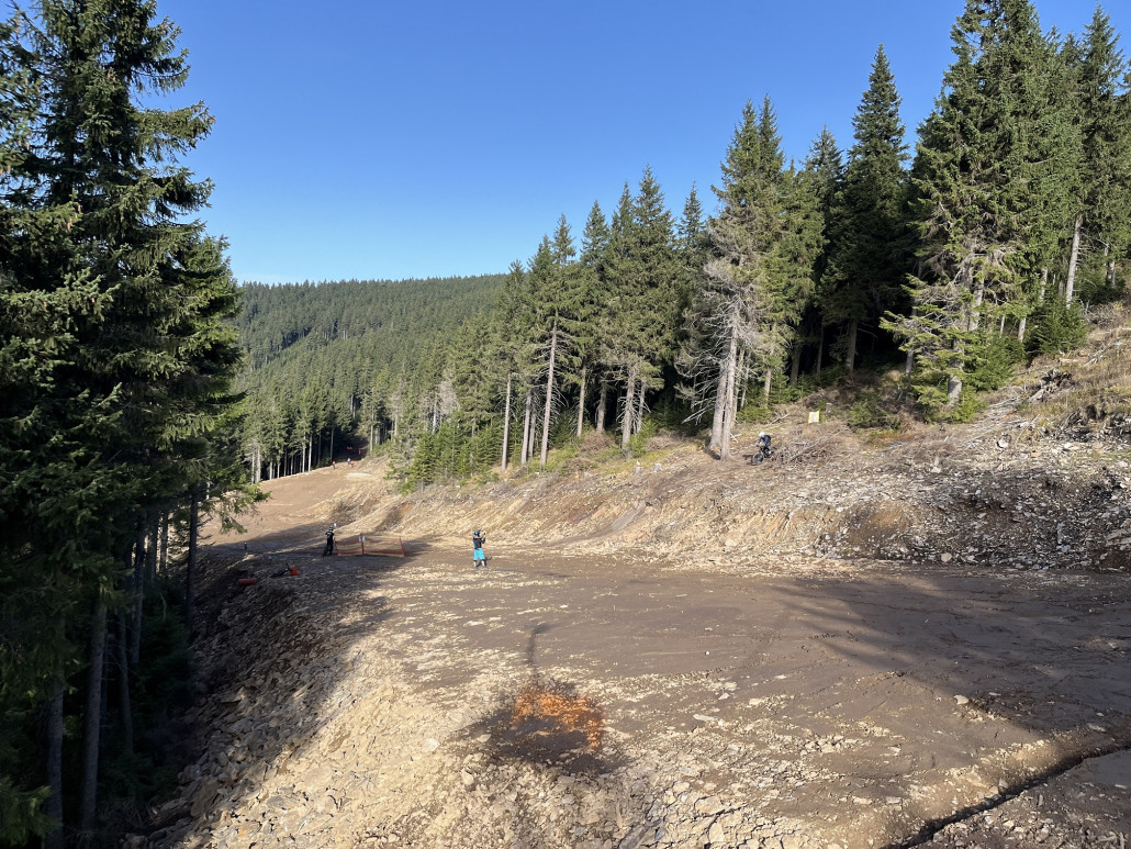 Kreuzung der 1a mit der Lifttrasse des PrimaExpress, in der Spitzkehre konnte ich ebenfalls 2 Sockel erkennen