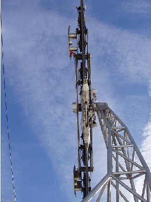 Fangbremsenloses Laufwerk. Vorne und Hinten Ladekontakte für die Batterien.