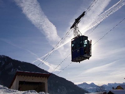 Talstation mit Gondel. Gondel hat übrigens Skiköcher trotzt Stehgondeln