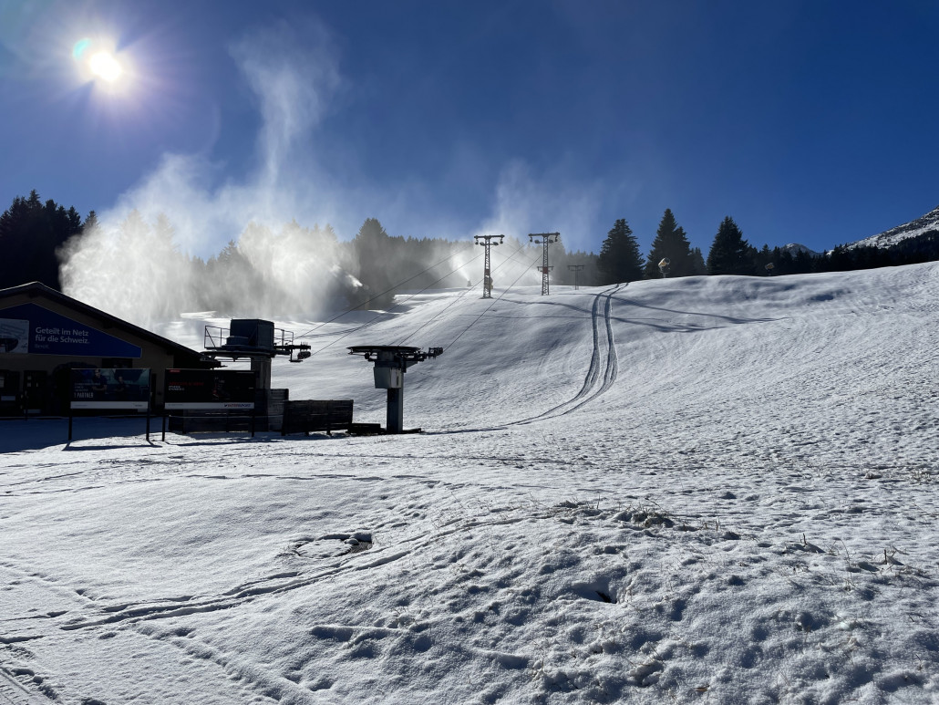 Beschneiungsaktivitäten bei den Schleppliften Fadail. Auch die zwei Kanonen auf dem angrenzenden Parkplatz, welche Schnee für die Langlaufloipe und Schlittelbahn produzieren, haben bereits Arbeit geleistet.