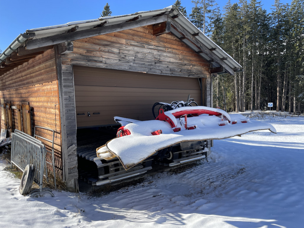 Der Pistenbully beim Schlepplift Dieschen ist folglich noch im Sommerschlaf. Hoffentlich wird dieser bald geweckt.