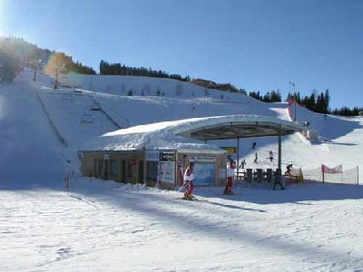 Die modernst Bahn auf der Bergeralm. 4er SB Steinboden. Das Design der Talstation finde ich hübsch.
