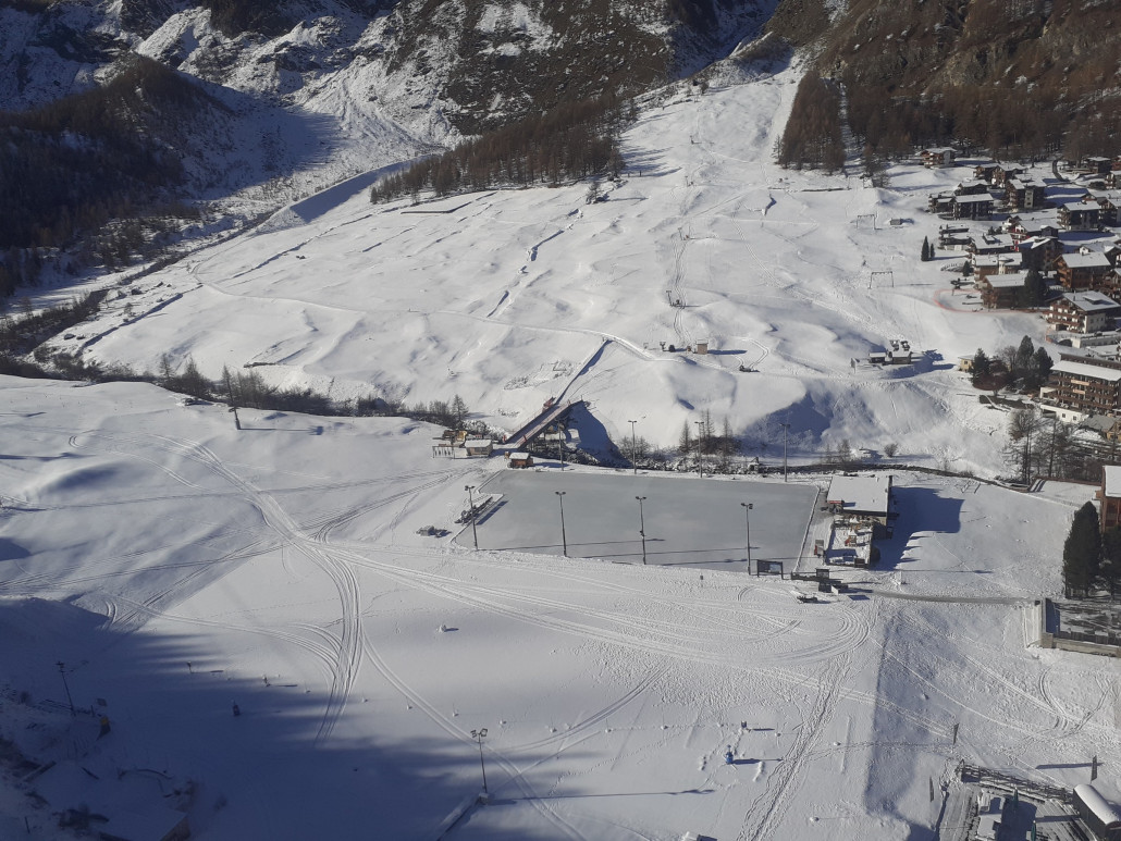 Blick zu den Dorfliften und zum Skischulplatz