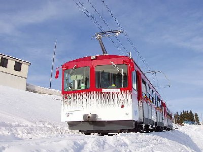 Zahnradbahn Arth Rigi. Fährt übrigens mit 1500V Gleichselstrom und ist eine Normalspurige Zahnradbahn (System Riggenbach) Länge: 8551m BJ 1875 el: 1907, Fahrzeit 35m