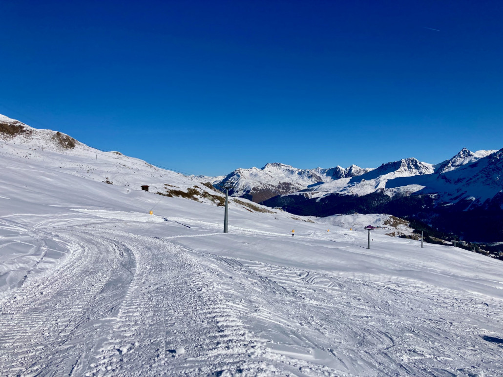 Die Ratracspur führt bis ins Dorf und kann befahren werden