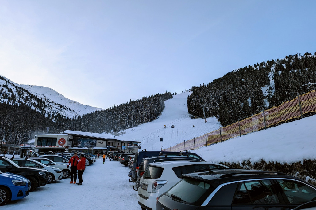 Bei Ankunft um kurz nach 8 Uhr schon einige Fahrzeuge auf dem Parkplatz.
