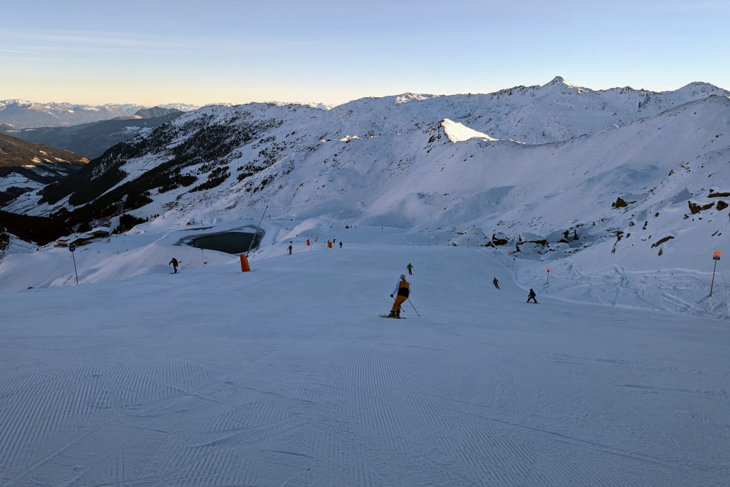 Noch leere und noch sehr schattige Abfahrt oben am Waidoffen.