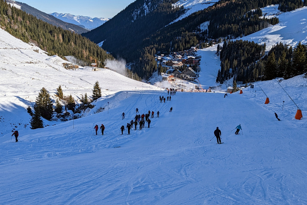 Die Talabfahrt - und reihenweise Tourengeher kommen einem entgegen.