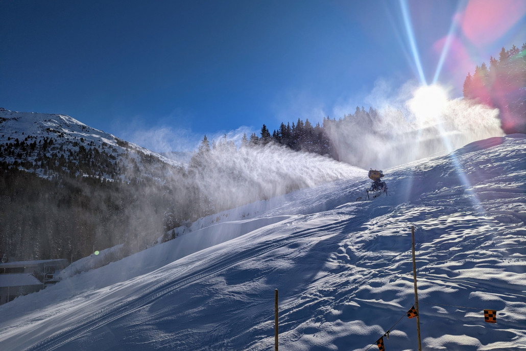 Die Piste 6 wird fleißig beschneit, selbst ganz unten bei der Talstation noch bis zum Mittag.