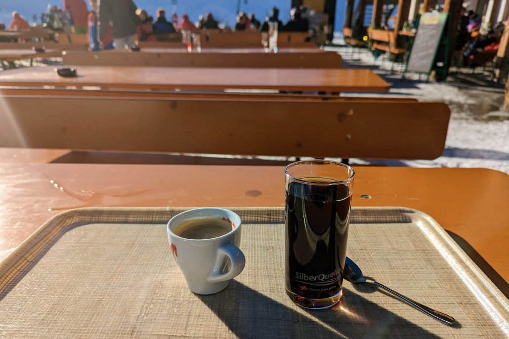 Und zum Schluss nochmal eine kleine Pause. Die letzten Sonnenstrahlen auf der 8er Alm konnte man immerhin an freien Tischen genießen.