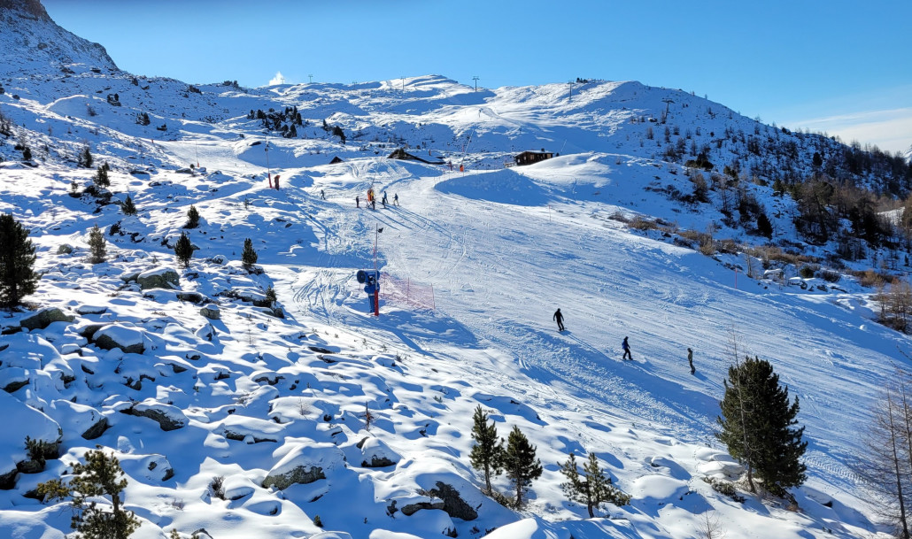 Piste 10, dahinter Beschneiung an Curtinella