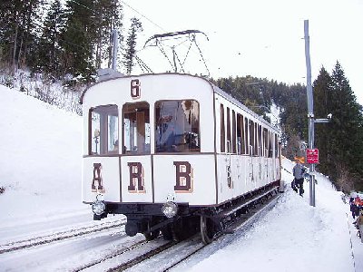 Förderleistung der Arth Rigibahn 1000p/h. War voller als voll daher war alles draussen was Rollen kann. Auch dieser el. Triebwagen BJ 1911 (ältester ZB der Welt)