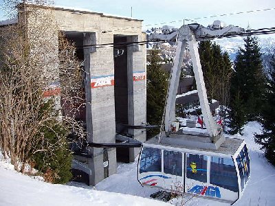 Diese Bahn wurde 1968 gebaut. Typischer Juhuibau wie viele zu dieser Zeit. Einziger Zweck: Auch die Autofahrer auf die Rigi zu bringen (Keine Parkplätze an der ZB)