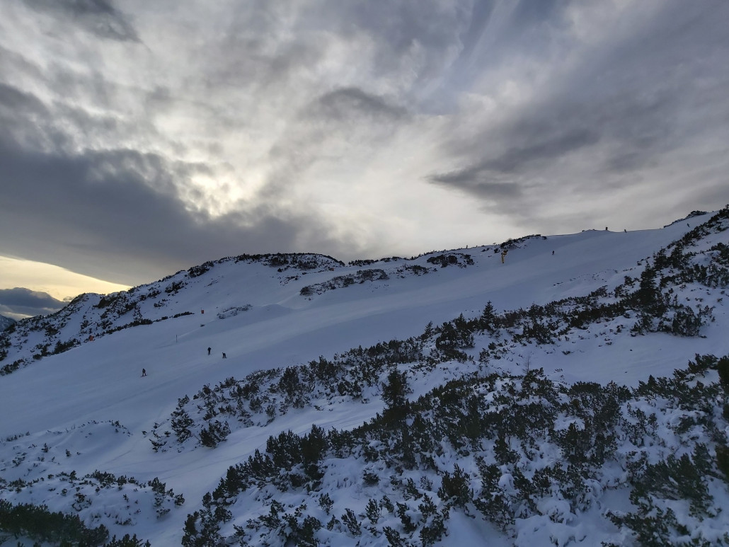 Blick rüber zur Piste. Wunderbar griiffig und gute Auflage ohne Steine oder Gemüse. Mit dem Head wäre ich sicher weniger erfreut gewesen.