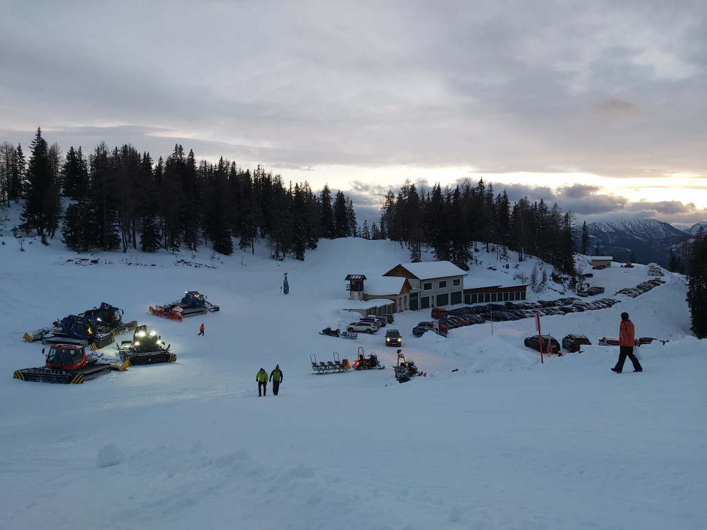 Bereits viele Gäste auf den Hütten.