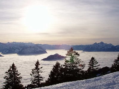 Inseln im Meer. Pilatus Stanserhorn und im Vordergrund der Bürgenstock.