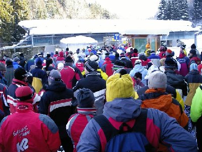 Warteschlange an der Mittelstation der 4-CLD-B Stuhleckbahn