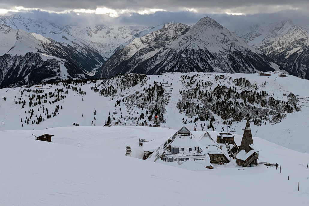 Hier sieht man deutlich, dass es auf der Harakiri (Bildmitte) noch quasi keinen Schnee hat.