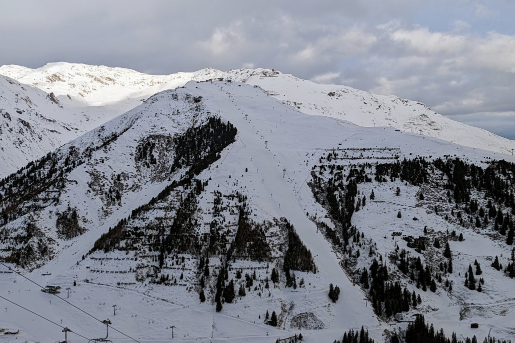 Die rote 10 am Horberg, die sich rechts über den Bergrücken zieht, hat viel Spaß gemacht. Die schwarze 12 bin ich selbst nicht gefahren, sah aber einwandfrei aus.