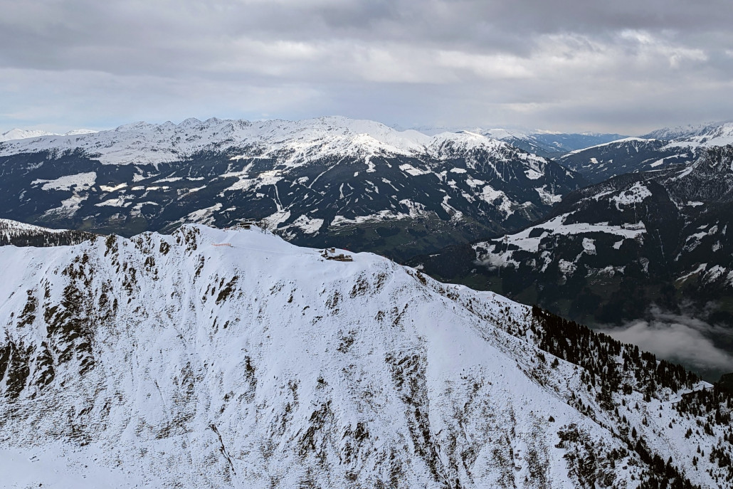 Horberg und dahinter die Zillertal Arena mit Einstieg Zell am Ziller. Aber noch geschlossen.