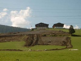 Teil der Pistenkorrektur, rechts der alte Schlepper!
