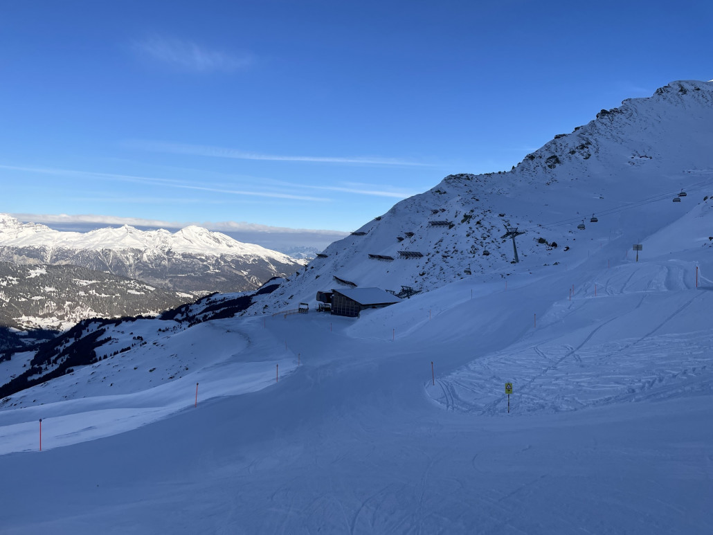 Auf der Ostseite ist es um 09:15 noch sehr schattig. Und leer. Die Stimmung gefällt mir. An dieser Stelle fahre ich oft one-foot zum Urdensessel, heute, am ersten Tag, gehe ich vernünftigerweise auch in die hintere Bindung.