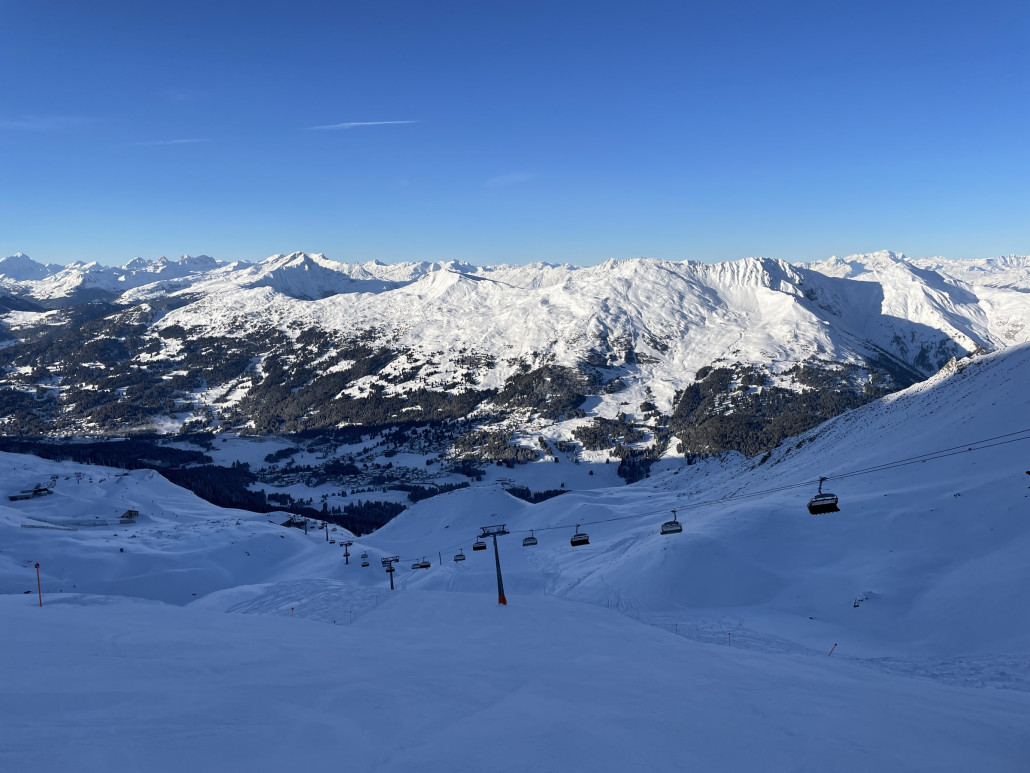 Da die Urdenbahn gerade losfährt, als ich auf dem Urdenfürggli ankomme, lege ich eine Fahrt zur Mottahütte ein. Die Abfahrt ist in Ordnung, teilweise etwas unsauber präpariert und vor allem noch schmal.