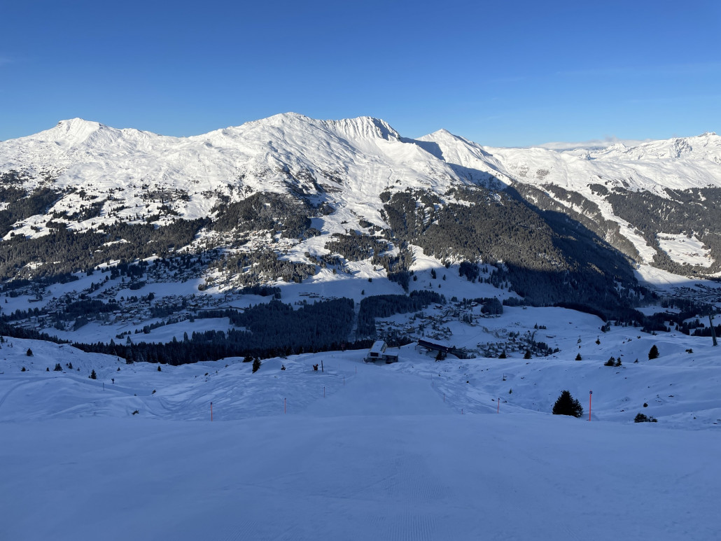 Die Neugierde siegt und ich verlängere die Fahrt um eine Sektion nach unten. Der letzte, hier zu sehende Teil ist nicht einmal am Morgen überzeugend: glatt und rumpelig. Aber das ist mir dennoch lieber als eine geschlossene Abfahrt.