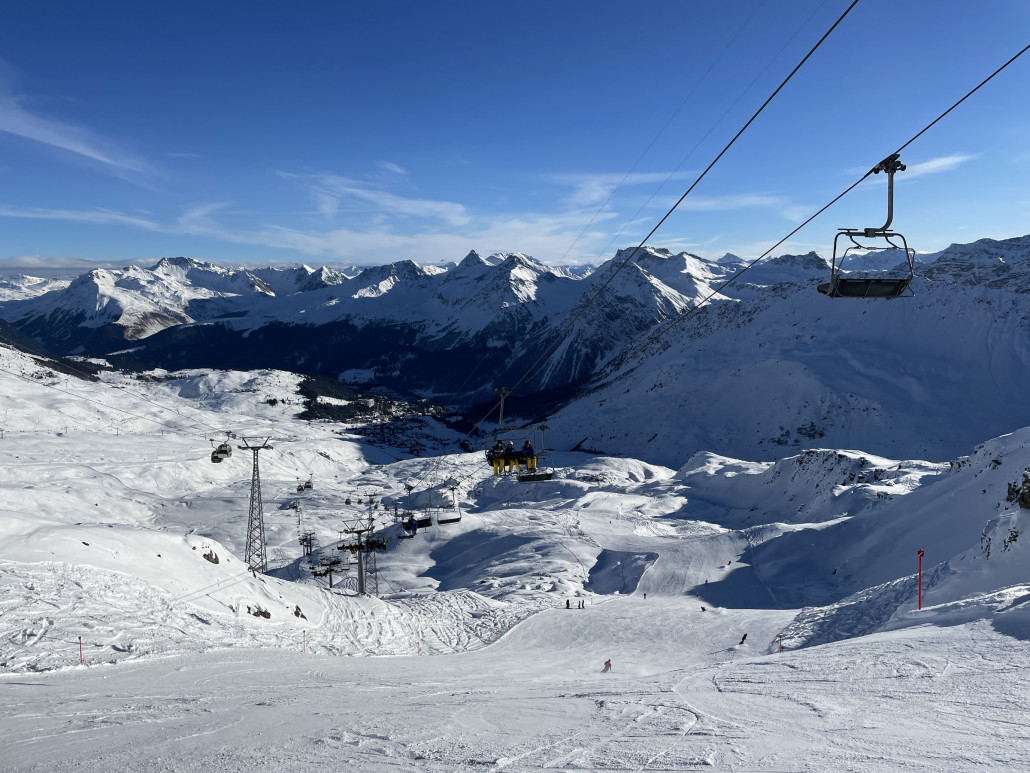 Nach einer erneuten Fahrt am Urdenfürggli wechsle ich auf die Aroser Seite. Hier scheint die Sonne. Und es hat deutlich mehr Leute, die bereits unterwegs sind. Vor allem die Hauptpiste am Hörnlilift ist bis halb 11 gut frequentiert. Das skifahrerische Niveau war gut, weshalb es sich nicht unwohl anfühlt.