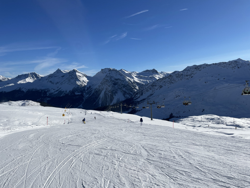 Piste 6. In der Breite noch mit Potential. Der Plattenhornsessel ist heute weniger beliebt als der Hörnli: viele Sessel fahren leer durch die Gegend.