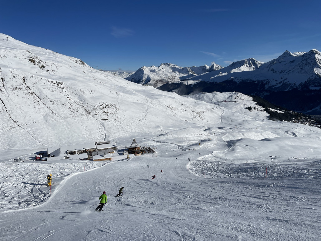 Der Hang vor der Carmennahütte ok, aber nicht das Gelbe vom Ei. Unterhalb der Carmenna-Mittelstation hat es beachtliche Kunstschneehaufen.