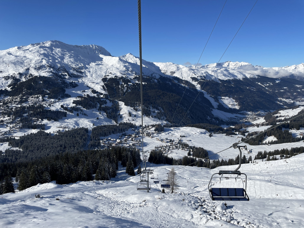 Talfahrt mit der Sesselbahn Heimberg. Heute mit null Sesseln Wartezeit. Einige sind auch schon mit den Skis runter, schaut machbar aus. Für eine Öffnung der Piste fehlt meiner "Expertise" nach aber noch viel Schnee.