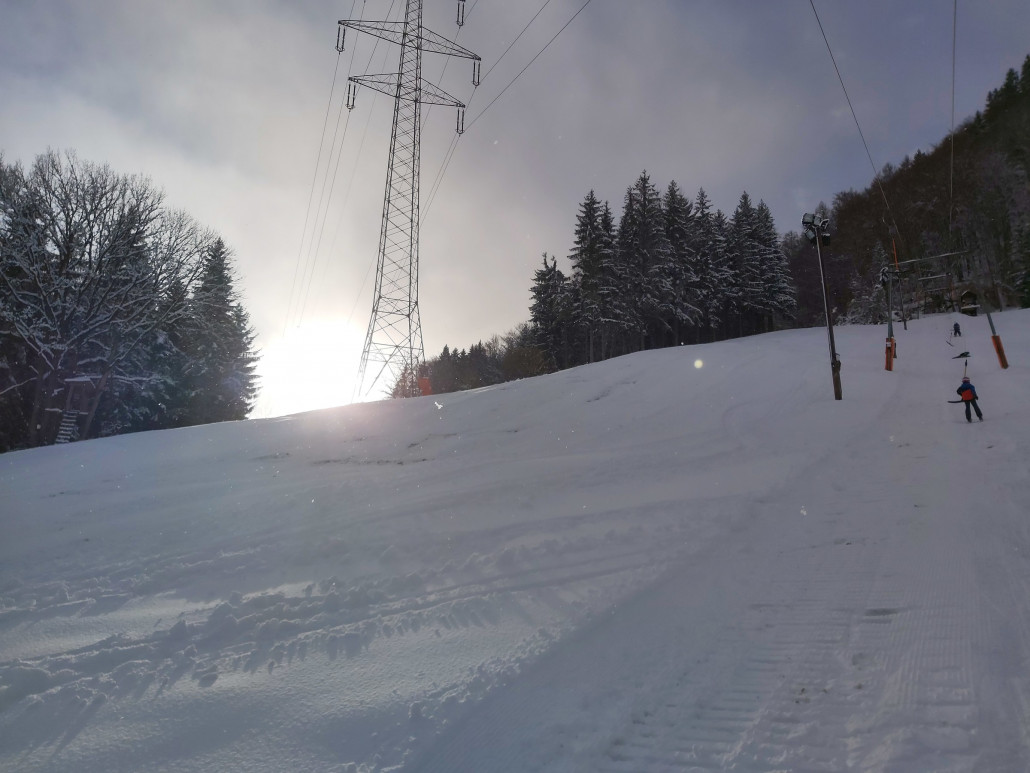 Die Piste links mit viel Dreck und Steinen.