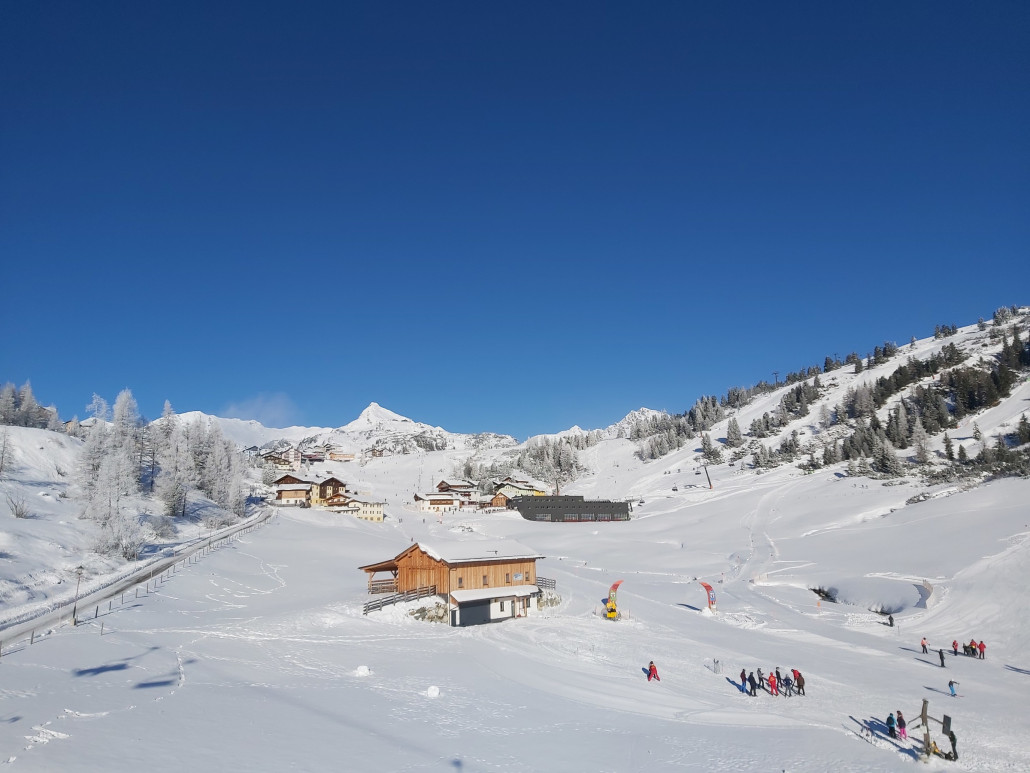 An der Plattenkarbahn gab es die schlechtesten Pisten. Eigentlich taugte nur die blaue außen rum Variante etwas. Am besten die 3a nehmen, die mittlere. Später gab es hier immer wieder Abschnitte auf den Pisten, wo der Untergrund durch kam. Plattenkar, Hundskogel, Schönalm und Gamsleiten gab es solche stellen.