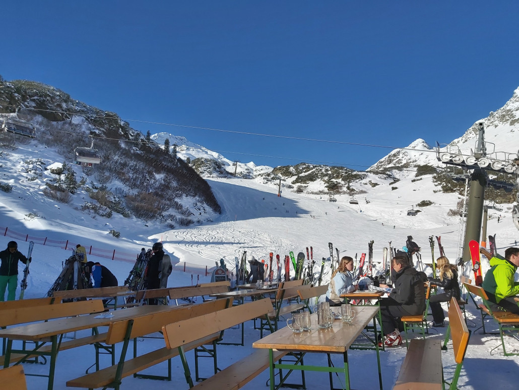 Christopher fuhr brav weiter. Er nahm noch was mit und aß etwas im Auto. Ich hatte zwar eine Laugenbrötchen mit Salami, doch da komm ich nicht durch. <br />Eine gute Idee aber von Christopher. Bunsenbrenner für Suppe schaffe ich mir noch an. Etwas warmes ist doch was feines.