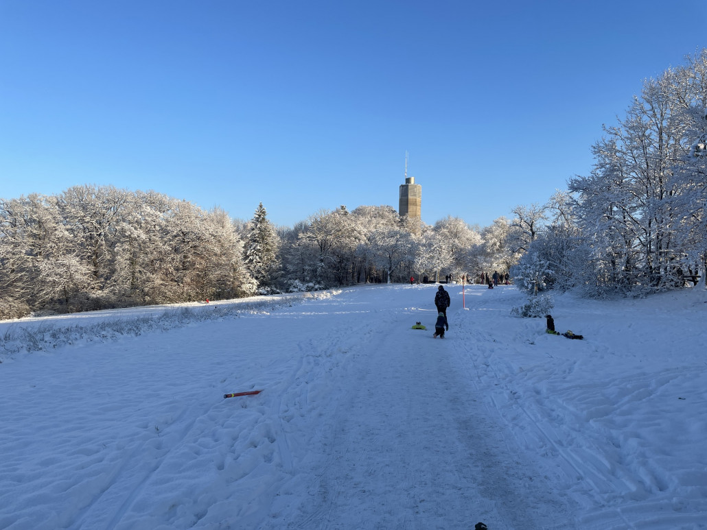 Blick zum Wasserturm. Die Wassertanks dienen als Trinkwasserreservoir und Löschwassertank.