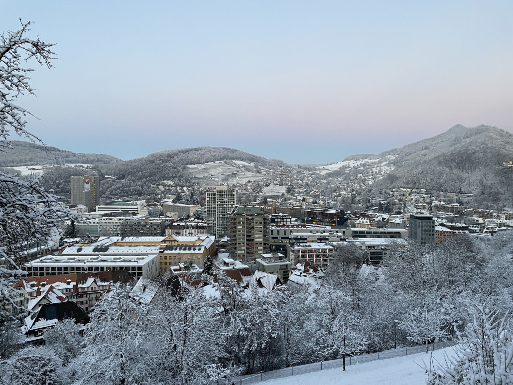 Blick auf die Stadt. Von oben schauts winterlich aus. Die Bergkette rechts im Bild ist die Lägern, der östlichste Ausläufer des Juras. Die Wanderung über den Grat ist übrigens ziemlich alpin, beeindruckend und ausgesetzt, was immer wieder unterschätzt wird (--> Rega- und Feuerwehreinsätze, um verunfallte Leute abzutransportieren).
