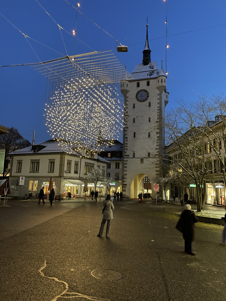 Weihnachtsbeleuchtung in der Stadt. Leider ist das Ganze auf den Bildern nicht gleich schön wie in Wirklichkeit.