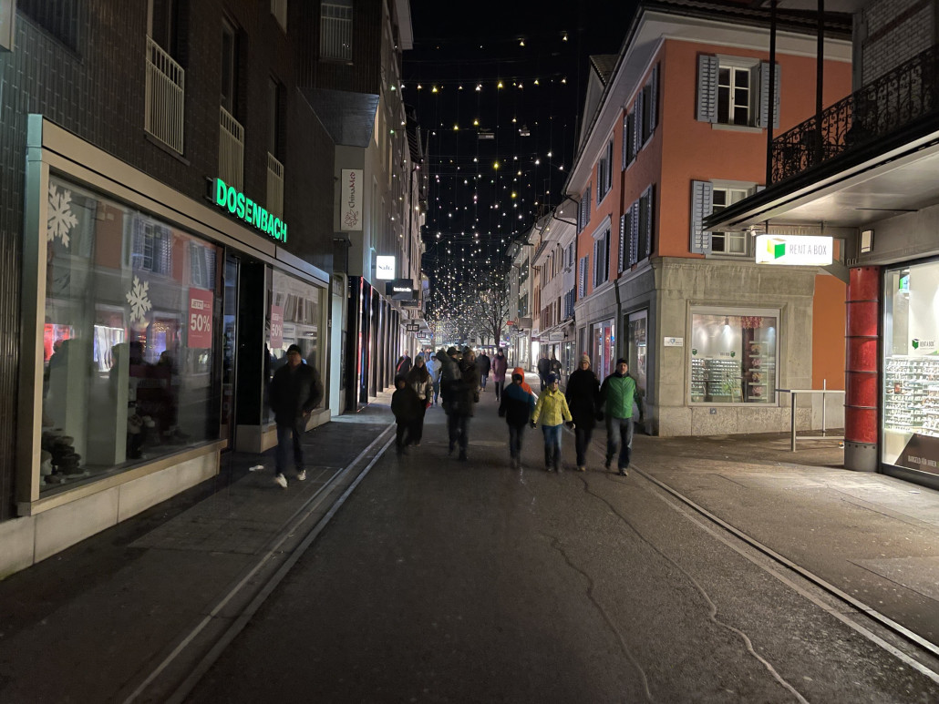 In den Strassen der Innenstadt ist bereits nichts mehr zu sehen vom Schnee. Aufgrund des Sonntagsverkaufs waren die Strassen gut mit Leuten gefüllt.