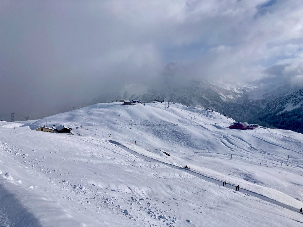 Tschuggen im Dornröschenschlaf. Beide Skilifte stehen still.