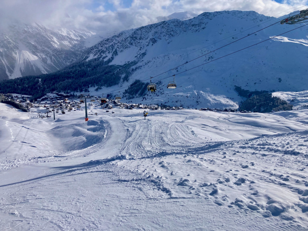 Piste 9 nur grundpräpariert mit schmaler Rutschspur