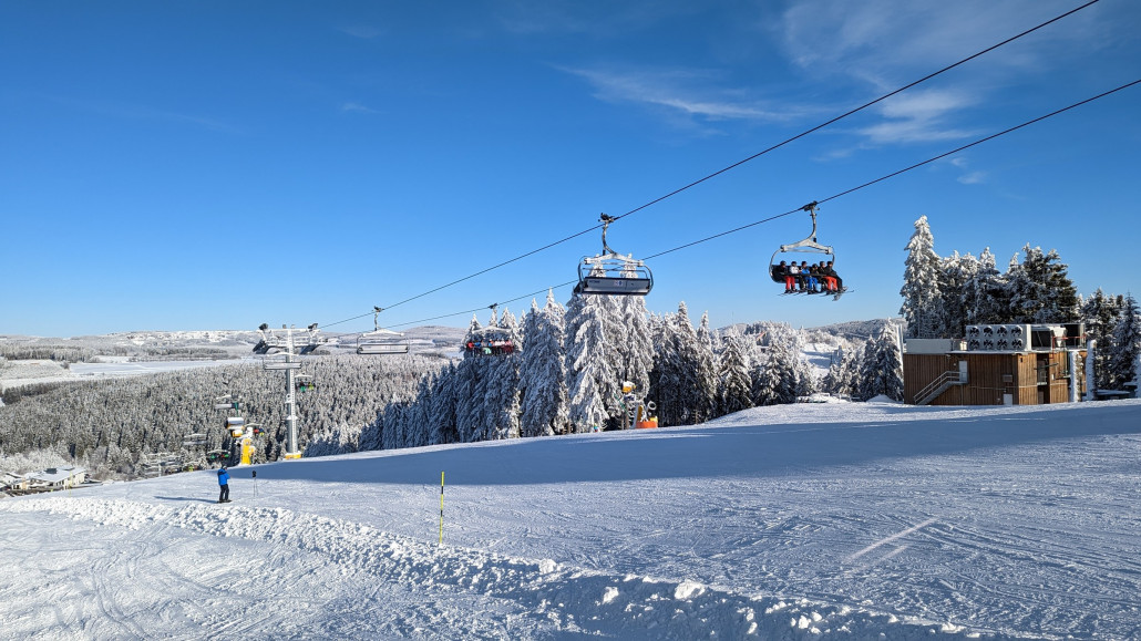Poppenbergpiste liegt wohl fast 1m über Geländeniveau. Täuscht hier etwas.