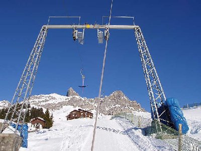Im Gegesatz zur Pendelbahn ist das gerade ein Kapazitätsmonster. 670 Personen in der Stunde