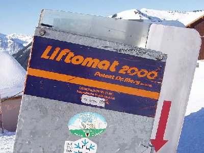 Ahh ja das Herstellerschild des Liftomaten. Walter Mory war ein Tierarzt aus Spittal a.d. Drau. Hab ich persönlich gekannt. Leider vor 5 Jahren verstorben. Meine Gotte hatte ihre Katze immer zu ihm gebracht.